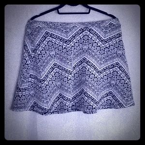 Black & White Mini Skirt sz LG.